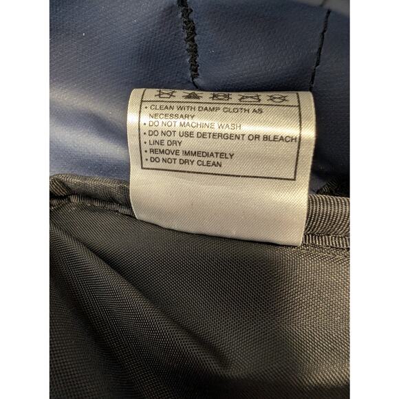 Nike Duffle Bag 20x18 Gym Travel Carry On Weekender Shoulder Strap Hold all Navy - Picture 16 of 16